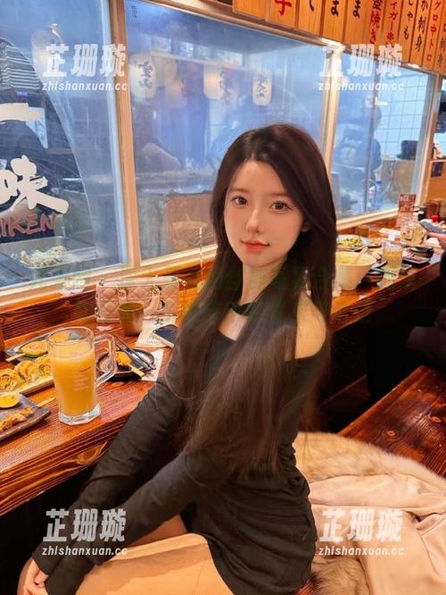 尤果网 - 深入曼曼的丝袜写真合集：揭示她在每一个细节中的优雅与自信