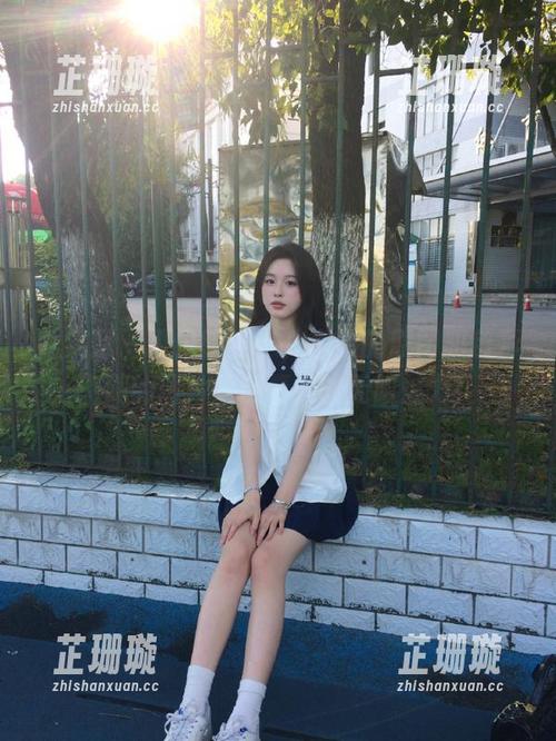 尤果网 - 夏日阳光下，李焱的原图和色彩斑斓的图片展现夏天的无限魅力！