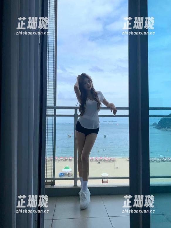 尤果网 - 郝晴Grace的连衣裙写真揭秘，品味原图与照片中的无限魅力