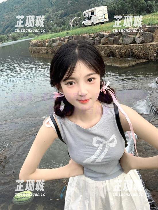 尤果网 - 青树油亮写真，再现高清壁纸中的艺术魅力与温度