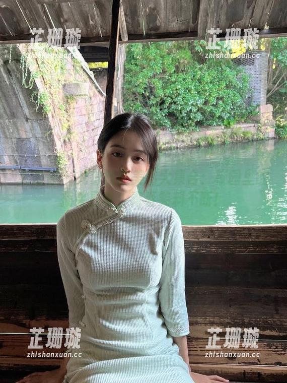 尤蜜荟 - 允尔校服美图大集合：校园里的搞笑日常，青春笑料不断！