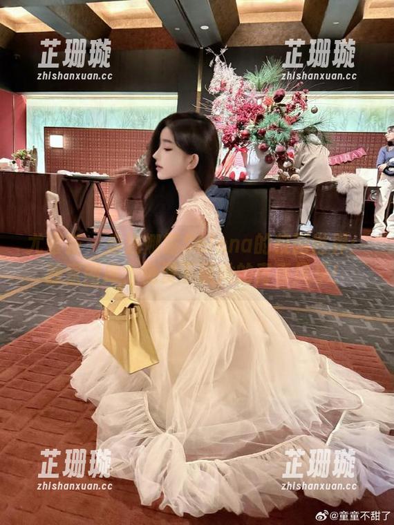 尤蜜荟 - 走进娜露Selena的校园世界：独家图库，免费下载她的青春风采！