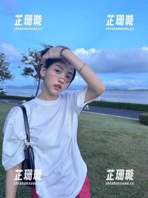 尤蜜荟 - 揭秘是小逗逗的私房自拍原图，瞬间捕捉少女心！