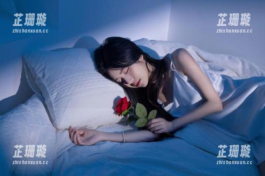 尤蜜荟 - 校服美图盛宴！黄乐然最新更新，与你分享最美的青春瞬间