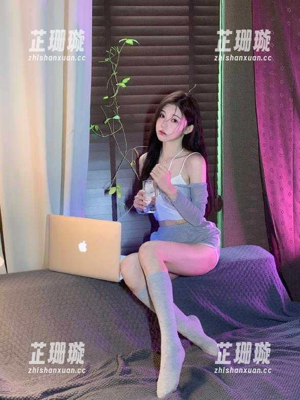 尤蜜荟 - 黄歆苑黑丝风格写真高清画质，感受每一缕黑丝的撩人风情