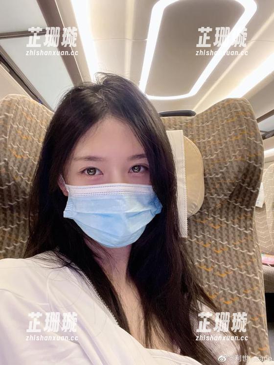 纯白图册中的抖娘利世，COS世界的仙子与梦幻之旅