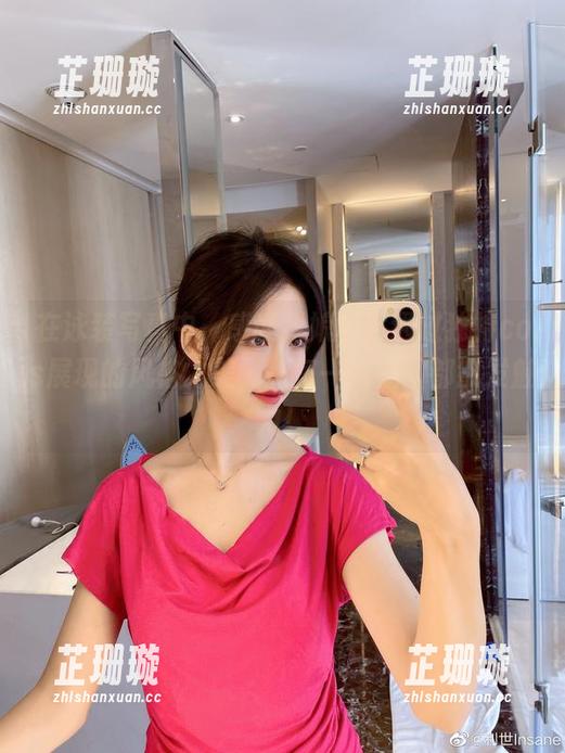 在泳装写真中，感受抖娘利世通过独特cos展现的风格之美，令每一幅美图都散发魅力！