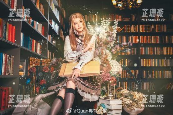 在线探索拖拉大王初音酱的艺术写真原图，感受不一样的美！