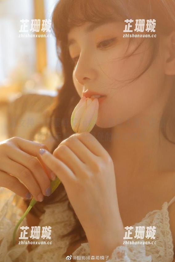 推女神-晓艾fafa 推女神 - 探索晓艾fafa的黑白人生,作品原图揭示她内心深处的真实情感