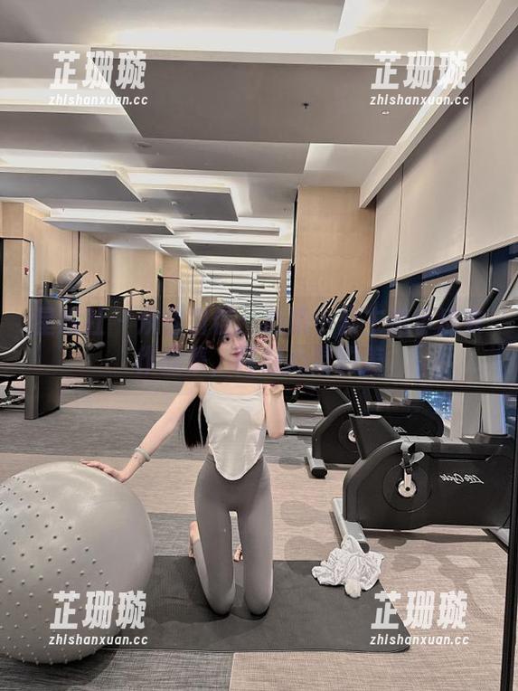 星颜社 - 从容自信：心妍小公主携手皮衣作品集，释放心灵的美