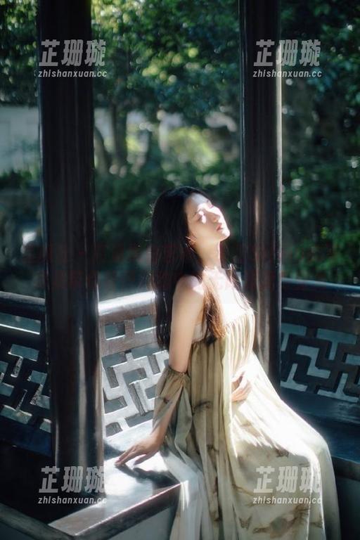 星颜社 - 高清黑白艺术：易阳Silvia的写真集带你领悟简约中的无限深度与张力