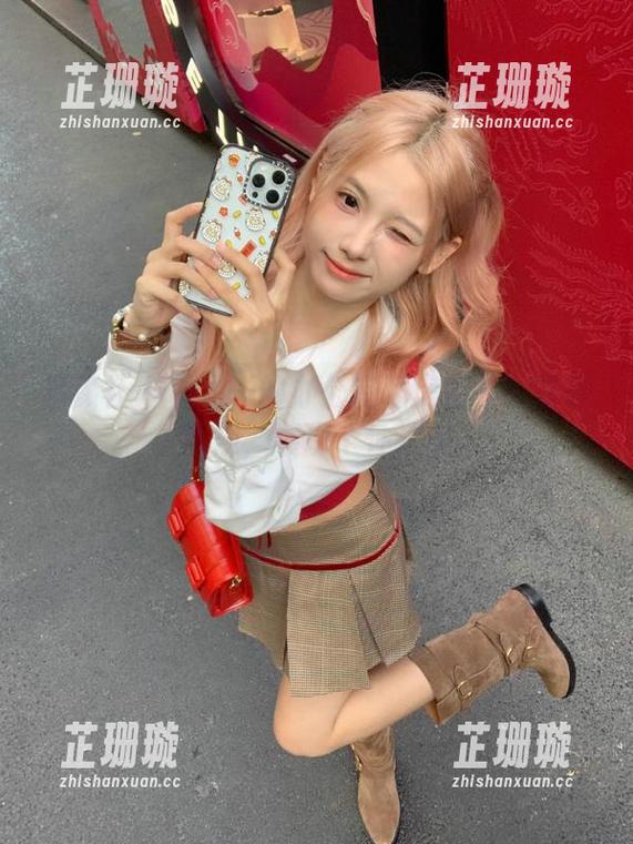 星颜社 - 林幼一的办公室私房图集：打破常规，展现个性之美