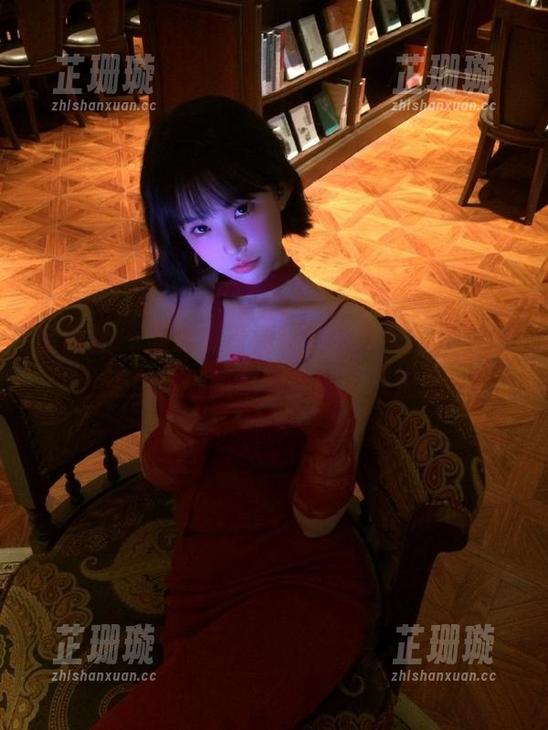 星颜社 - 通过观看潘思沁的灰丝写真，感受那份细腻与真实的情感流露