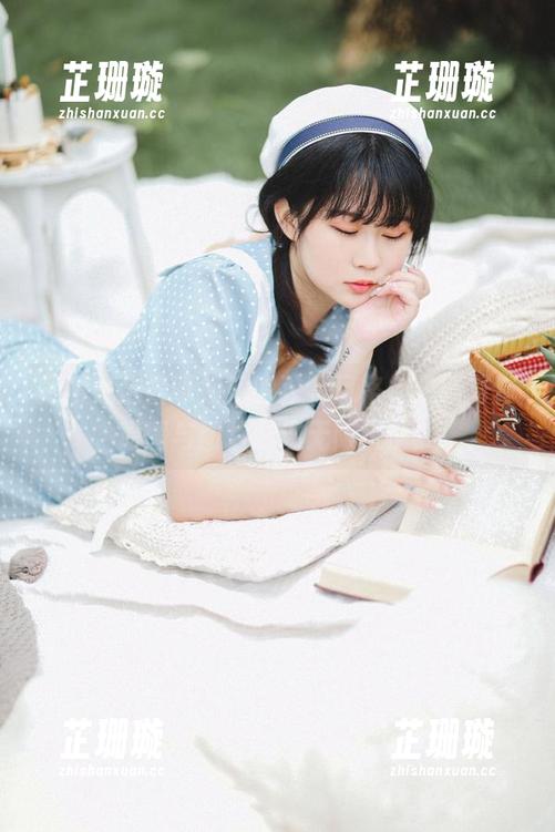 探索是依酱呀姐姐的独特风格，最新写真原图与图片展现无限风情！