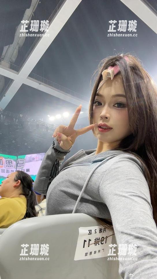 杏子夫人 最新时尚分享:杏子夫人用女王形象征服镜头,演绎无与伦比的美丽