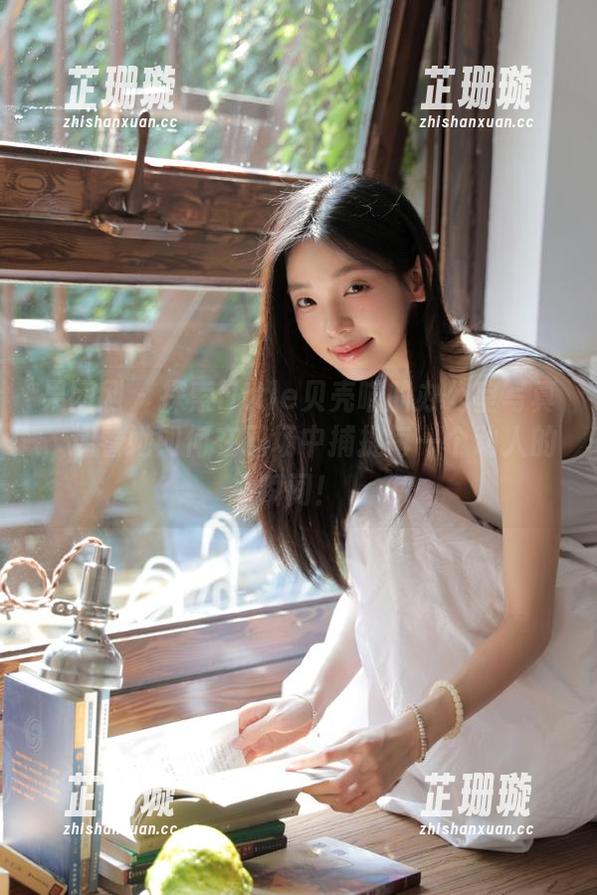 果团网 - 探索little贝壳喵的办公室写真，观看她如何在职场中捕捉每一个动人的瞬间！