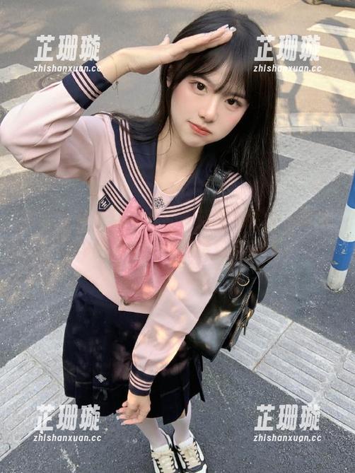 梦丝女神 - 张灵儿的最新旗袍图册，带你体验中华文化的精致与细腻
