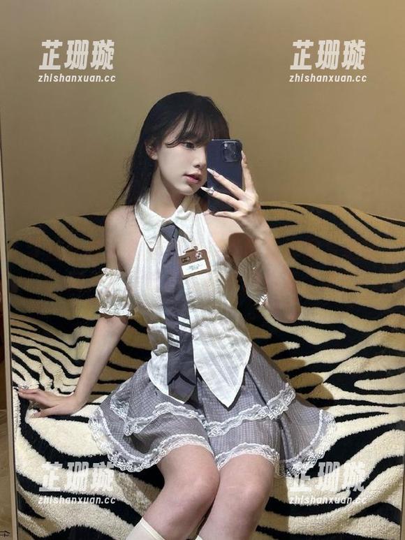 梦丝女神 - 魏婷婷最新吊带写真图集更新，完美展示时尚与轻松的优雅之美！