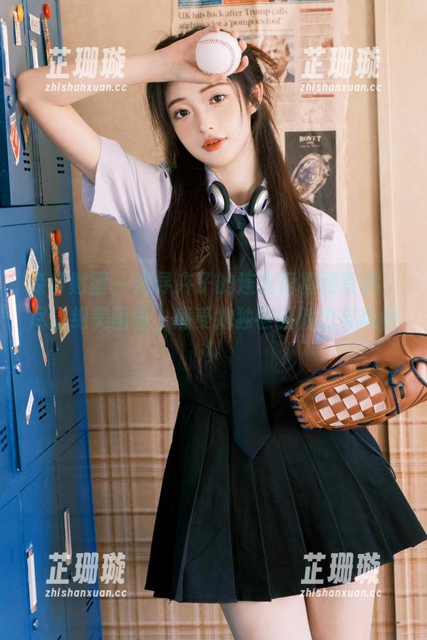 森萝财团 - 追寻卉子的连衣裙福利写真，尽享绝美画面，感受她独特的魅力与风情！