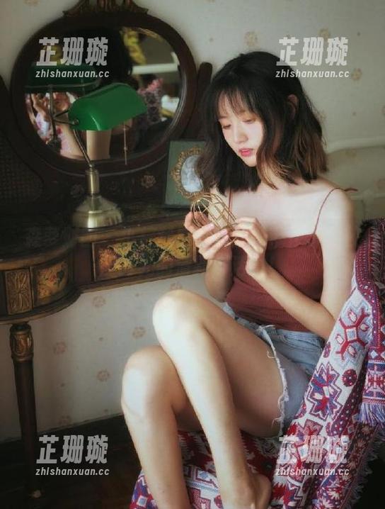 森萝财团 - 小梓制服写真图册带你体验校园时光的清新与活力！