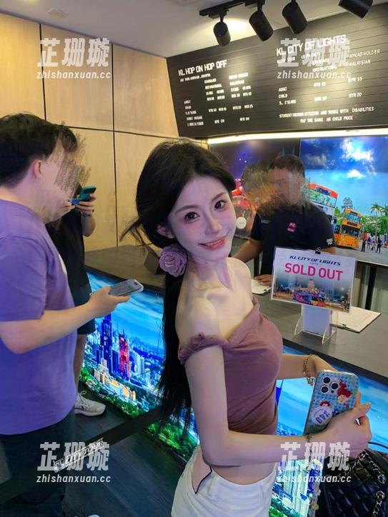 森萝财团最新写真集发布，带你走进户外黑丝学妹的迷人世界，尽情享受视觉盛宴！