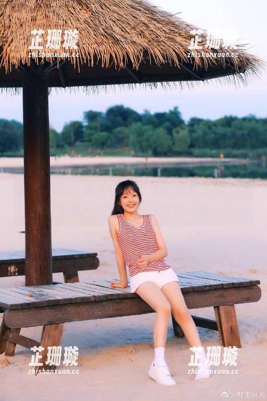 模范学院 - 吴思晚校园写真全集上线，感受每一帧原图中的青春律动