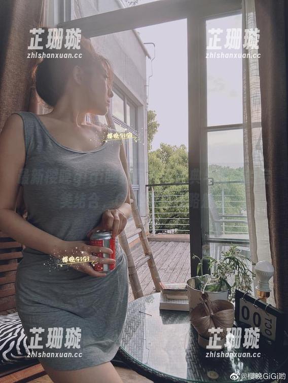 最新樱晚gigi睡衣写真：经典与时尚的完美结合，COS带你领略魅力