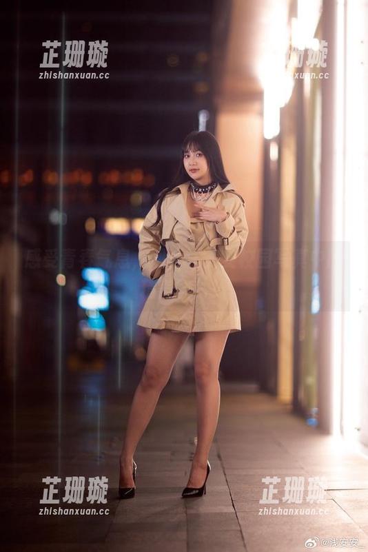感受青春气息，观看浅安安校园写真中的精美图片！