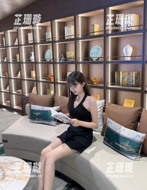 微密圈 - 私房美图揭密：火龙果羊的黑连体吊带绝对让你大吃一惊