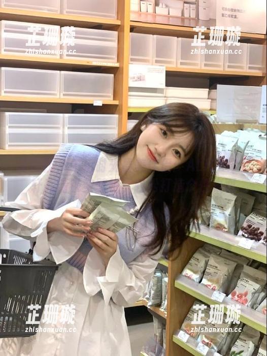 爱蜜社 - 午后时光最美伴侣：ALICE梁紫轩高清镂空壁纸，轻松打造个性桌面