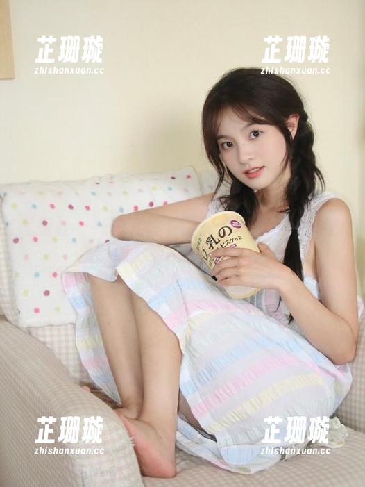 爱蜜社 - 纯白光影下的莉娜lena：写真合集图册，细腻展现她的风采