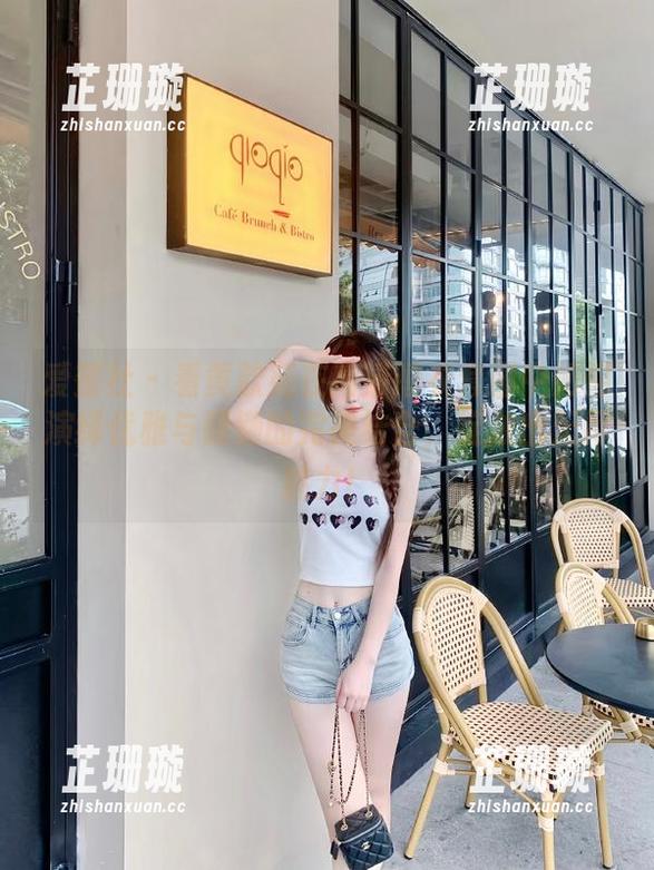 爱蜜社 - 看黄歆苑在高清睡衣套图中如何演绎优雅与慵懒的完美结合，绽放出无尽魅力！