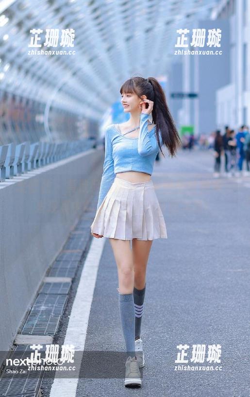 爱蜜社 - 黄歆苑最新镂空套图限时免费，发现其中的艺术之光与情感共鸣！