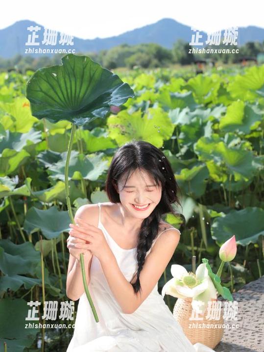 爱蜜社 - 黄歆苑眼镜写真原图合集，魅力与妩媚在每一帧中绽放