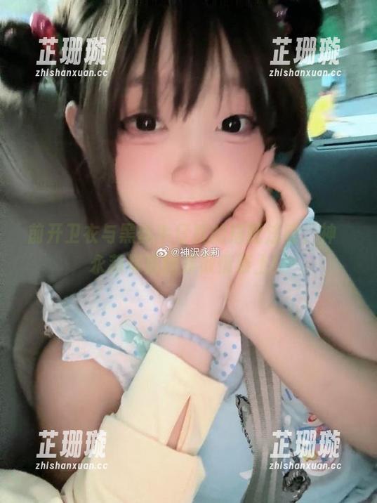 前开卫衣与黑丝牛仔裤的搭配法则，神沢永莉写真图集倾情奉上！