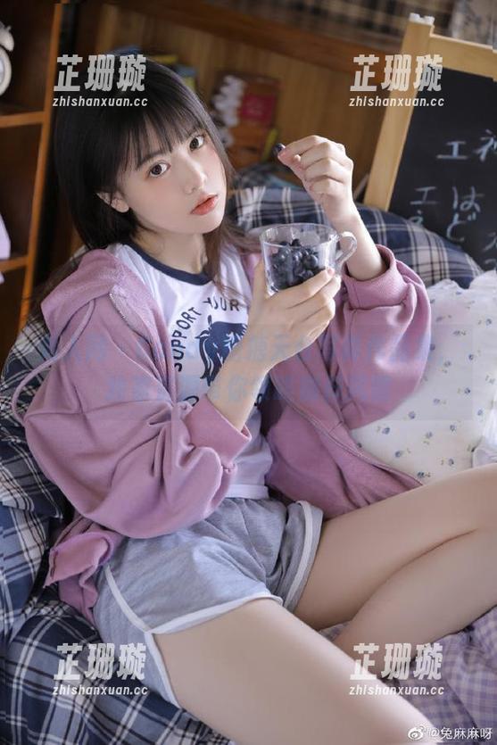 秀人网 - Candy糖糖天台写真作品集，独家资源带你领略别样风情