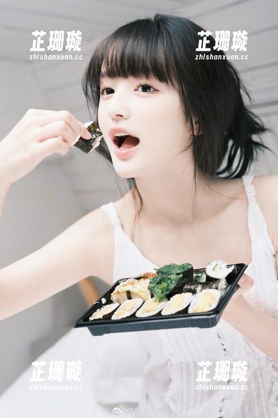 秀人网 - 理解Suki_baby黑白系列作品中的阴影与光亮的微妙平衡