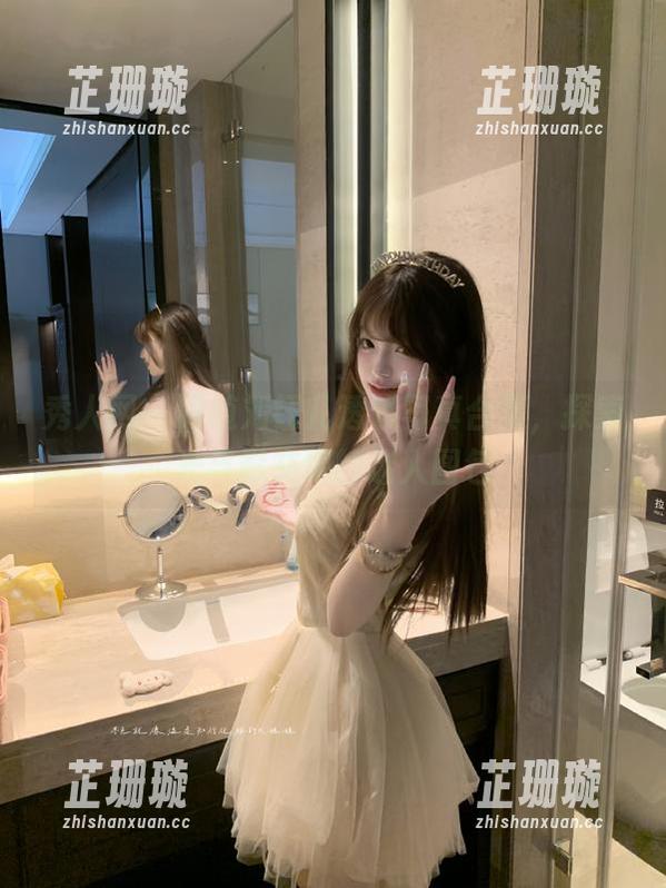 秀人网 - 跟随刘钰儿透明写真合集，探索光与影交织的迷人图包