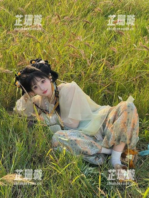 秀人网 - 重温经典：周周不吃香菜旗袍写真原图与照片，穿越时光的优雅之旅