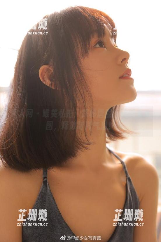 秀人网 - 唯美私拍：探秘唐翩翩的眼镜套图，释放时尚气息！