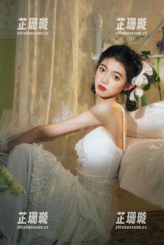 秀人网 - 唐翩翩新鲜出炉：御姐写真图包，唤醒你心中对美的渴望与追求
