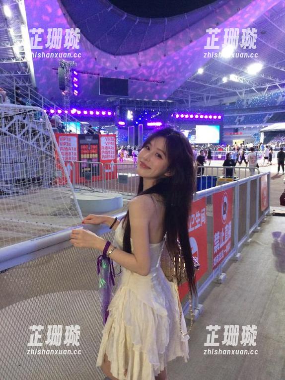 秀人网-奶瓶子 秀人网 - 一探究竟,下载奶瓶子惊艳网袜写真,绝对不虚此行!