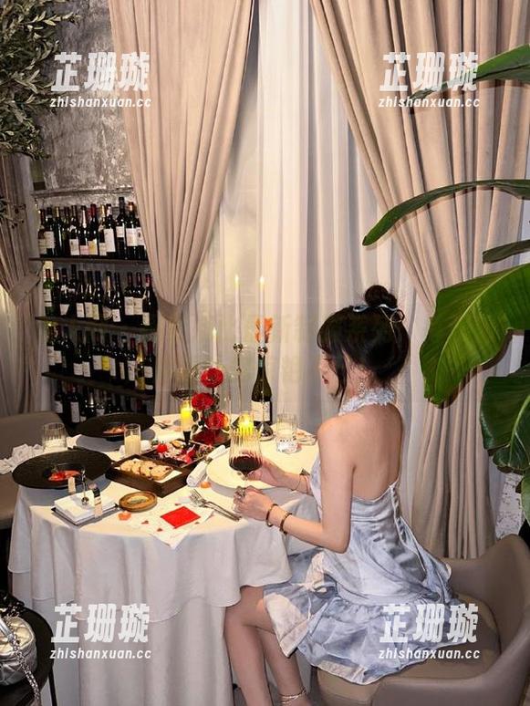 秀人网 - 探索娜比最新制服系列：每张照片都让你惊艳不已！