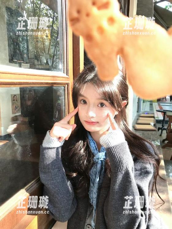 秀人网 - 安然小秘书的福利写真，展现每一刻的青春与美丽