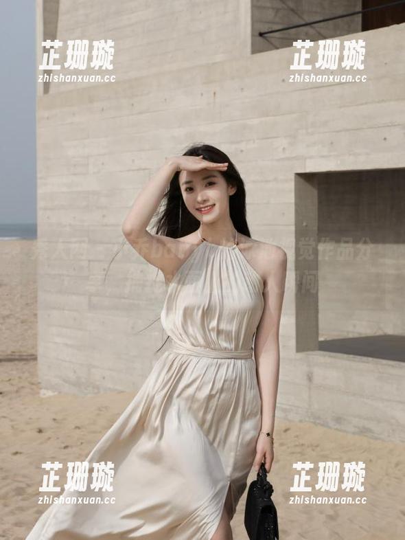 秀人网 - 小乔babyb的泳池视觉作品分享，捕捉水面上的动人瞬间
