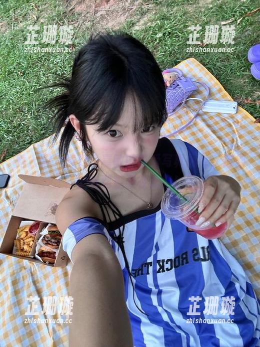 秀人网 - 捧着小嘉敏的可爱写真图包，仿佛能听到糖果在欢笑！
