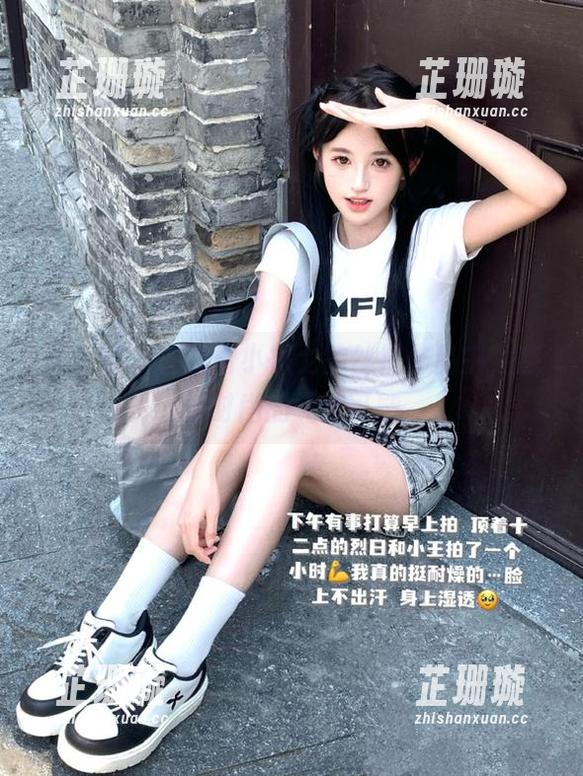 秀人网 - 在观看小探戈的丝袜作品中，感受时尚的无限可能