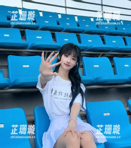 秀人网 - 感受小紫儿旗袍写真全集：揭秘古典旗袍的魅力与博主的时尚态度