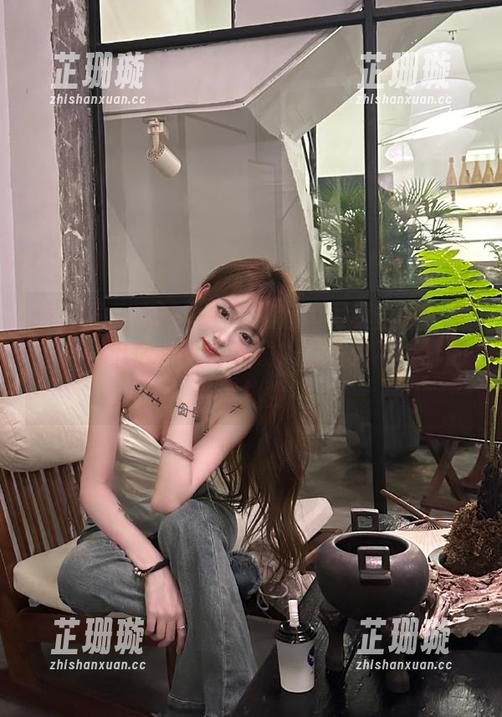 秀人网 - 心妍公主校服魅力写真合集：重温校园记忆，免费下载，带给你不一样的青春体验！