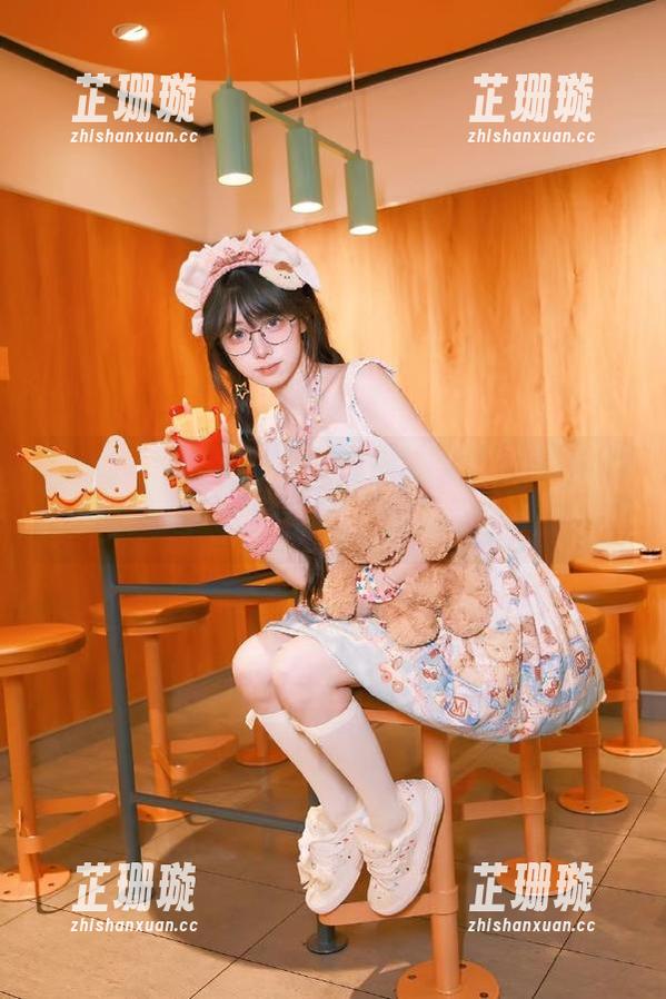 秀人网 - 柚柚小奶瓶震撼来袭！办公室写真图集免费下载，精彩不容错过
